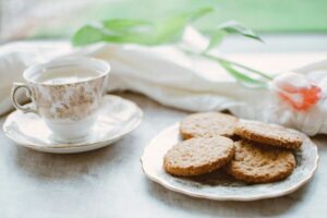 Ingredientes: 2 xícaras de chá de farinha de trigo 1/2 xícara de chá de açúcar 1/2 xícara de chá de manteiga em temperatura ambiente 1/4 xícara de chá de folhas frescas de artemísia picadas 1 ovo 1 colher de chá de fermento em pó Uma pitada de sal 