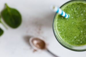 Smoothie Verde de Aloe Vera  Ingredientes: Gel de uma folha de Aloe vera; 1 xícara de espinafre fresco; 1 banana madura; 1 maçã, sem sementes e picada; 1 xícara de água de coco.