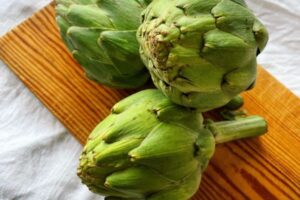 A alcachofra (Cynara scolymus) é uma planta perene que tem sido valorizada ao longo da história tanto por suas qualidades culinárias quanto por suas propriedades medicinais. 